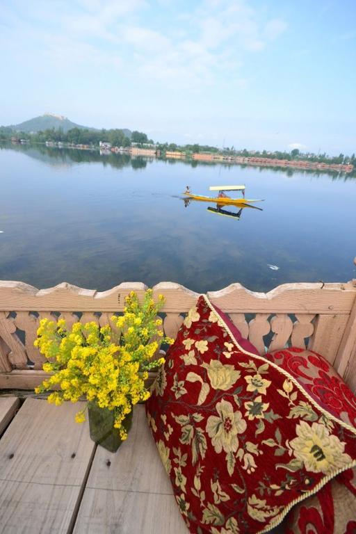 Houseboat Lily Of Nageen Srinagar  Exterior photo